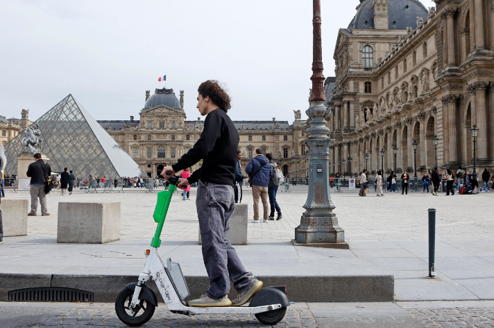 欧洲首都巴黎实施电动滑板车禁令，引发城市交通变革