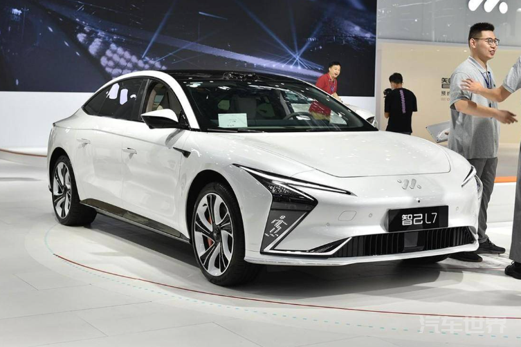 吉利推出“最美轿跑车”银河E8，将在广州车展首发，20万起的售价能否引爆市场？